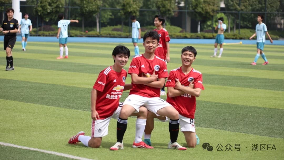 民航通飞联队球员赛后相互致意