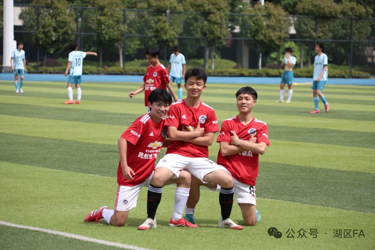 球员在决赛结束后合影留念