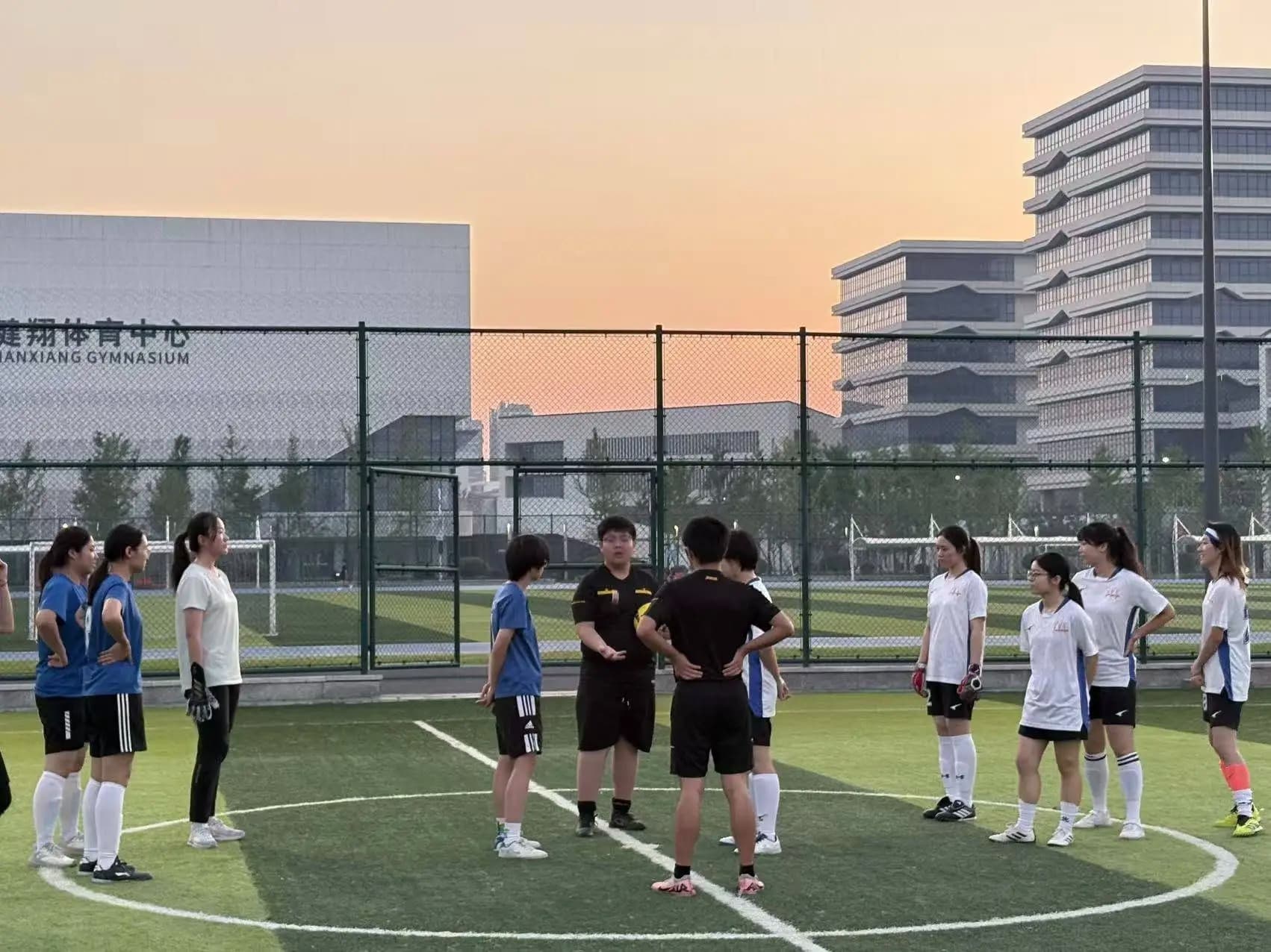 参赛队长与裁判员赛前合影