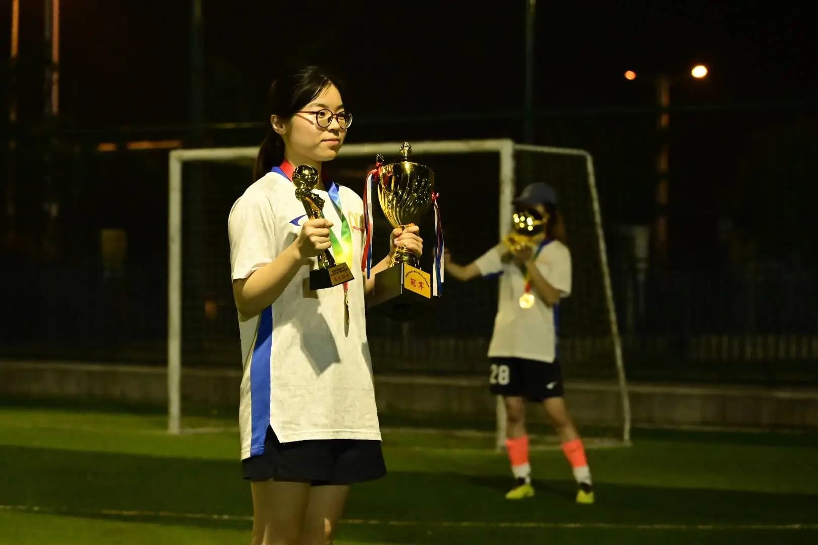 女足院际杯金手套奖杯与证书